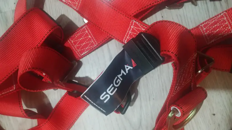 Arnés de seguridad rojo para trabajos en altura - 3