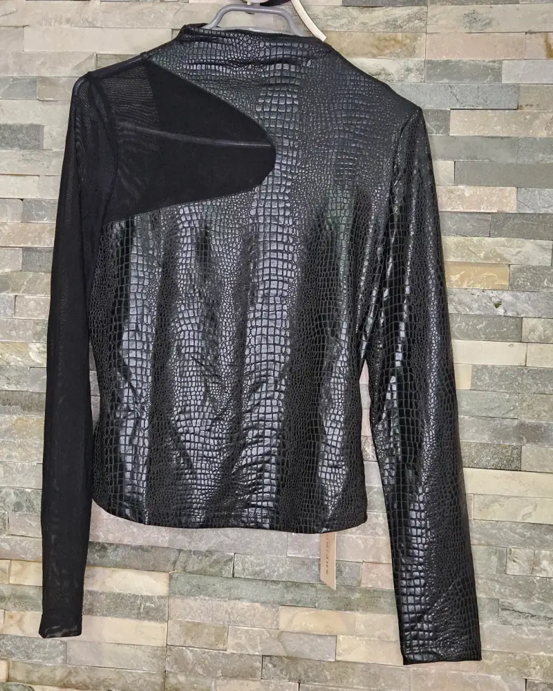Polera negra de con diseño de cocodrilo - 1