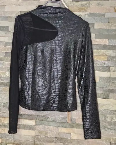 Polera negra de con diseño de cocodrilo - miniatura 1