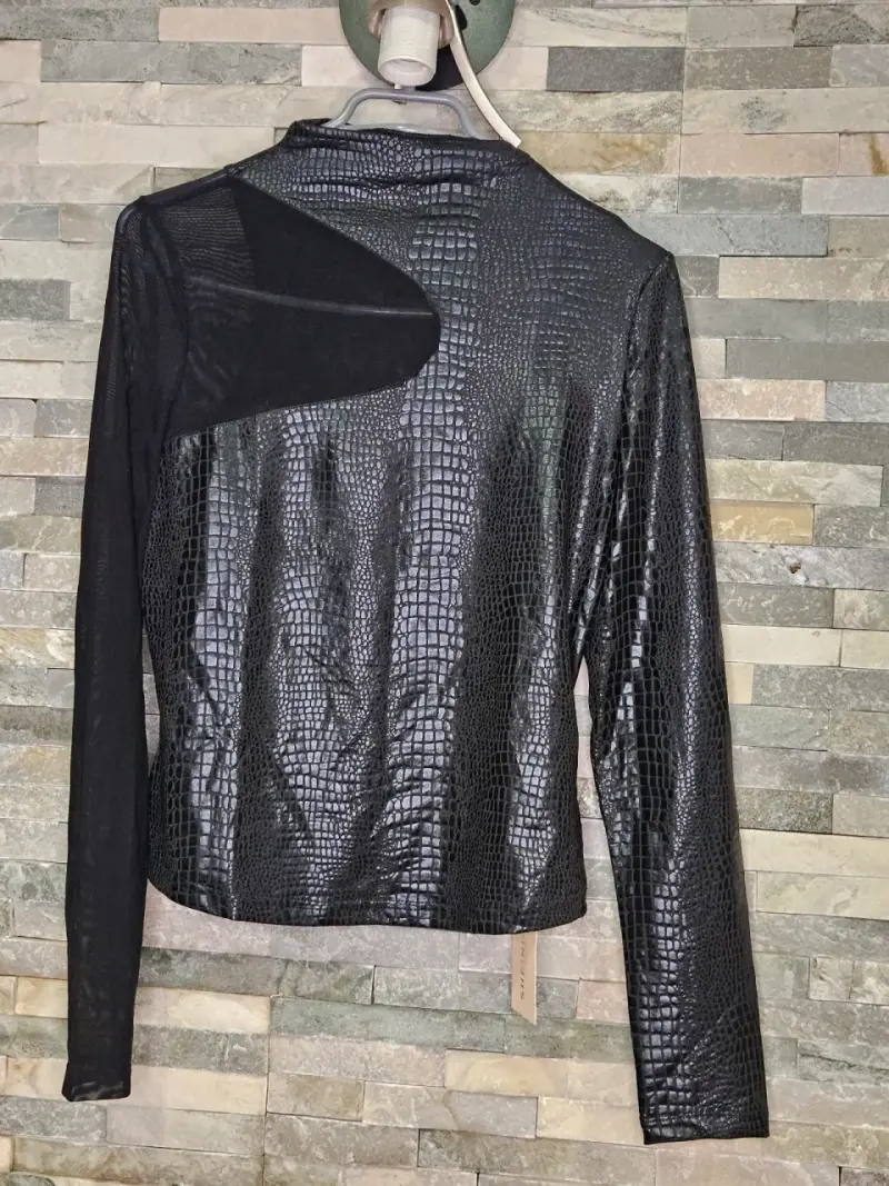 Polera negra de con diseño de cocodrilo - 2