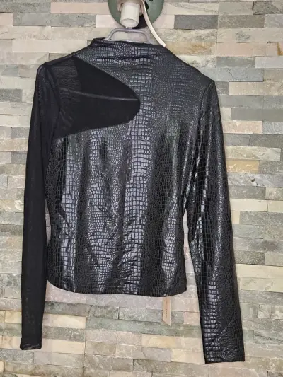 Polera negra de con diseño de cocodrilo - miniatura 2