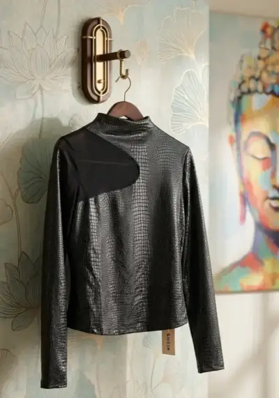 Polera negra de con diseño de cocodrilo - miniatura 4