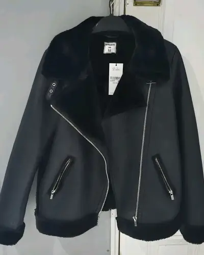 Chaqueta de cuero sintético negra con forro de piel - miniatura 1