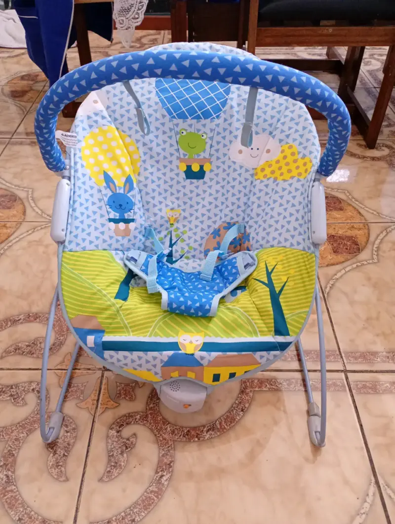 Silla mecedora para bebé con diseño colorido