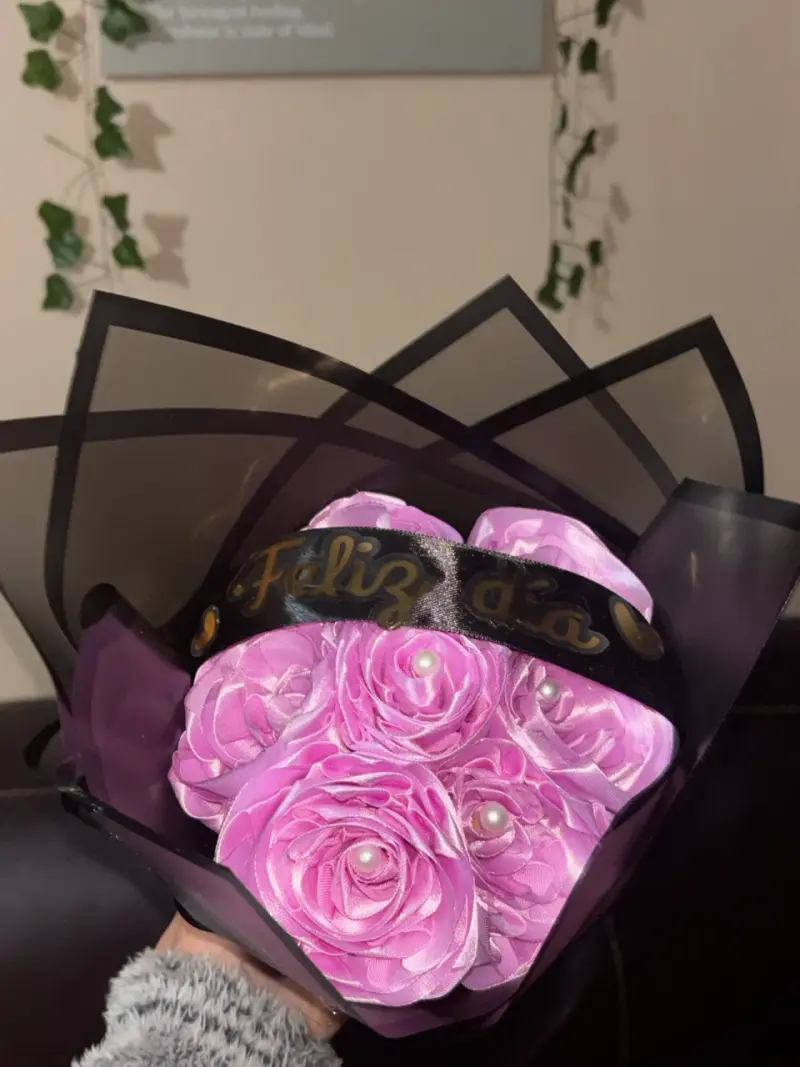 Ramo de flores artificiales con mensaje 'Feliz Día'