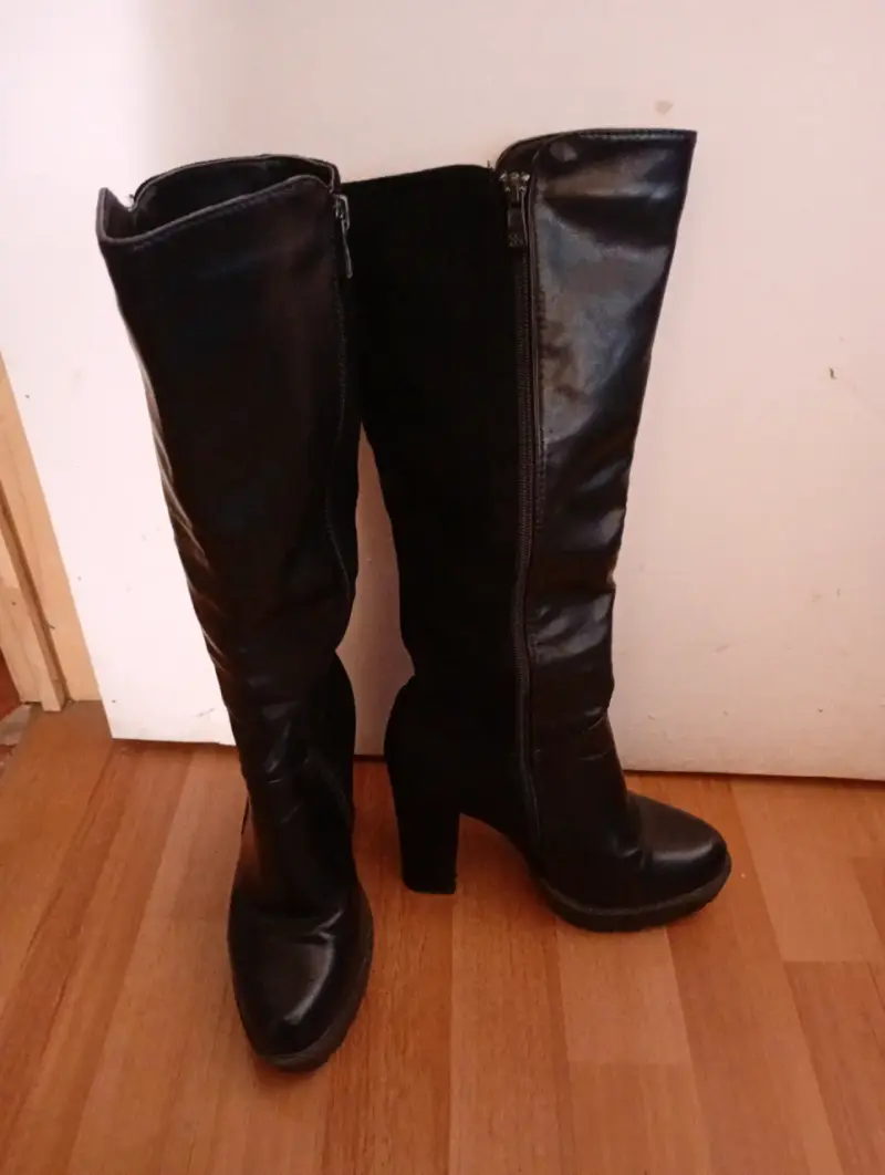 Botas negras mitad cuero y gamuza con tacón alto