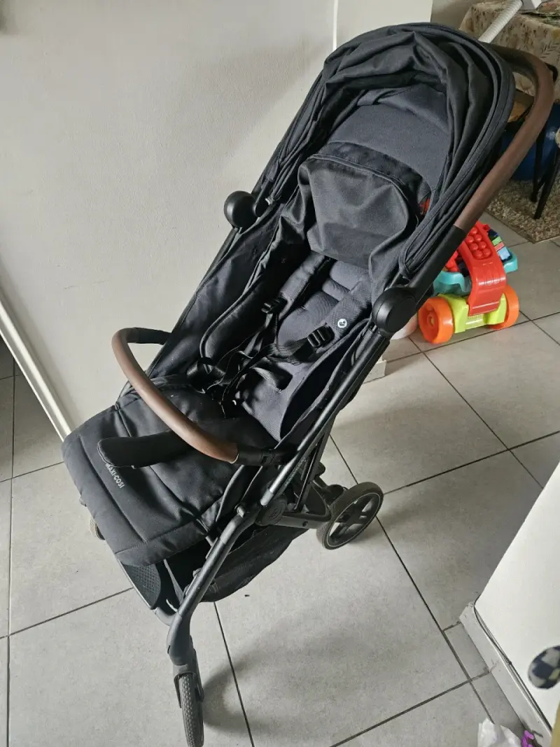 Coche de bebé Maxi-Cosi plegable y compacto - 1