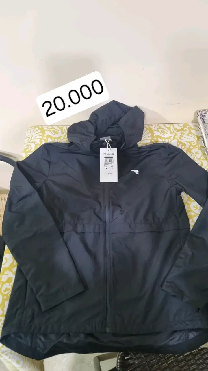 Chaqueta deportiva negra con capucha - 1