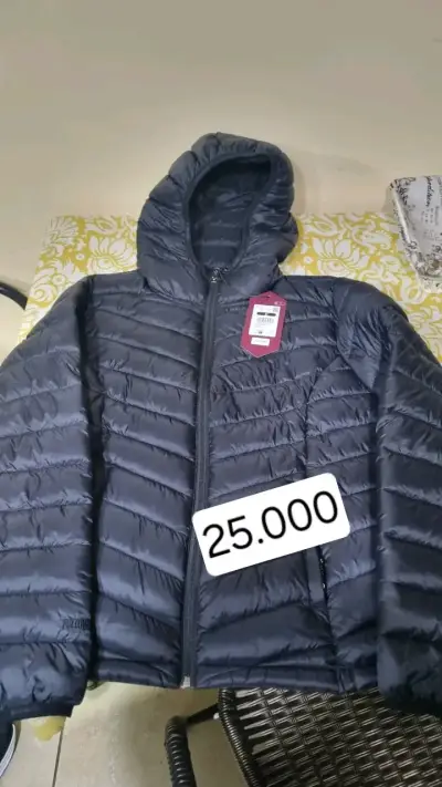 Chaqueta deportiva negra con capucha - miniatura 2