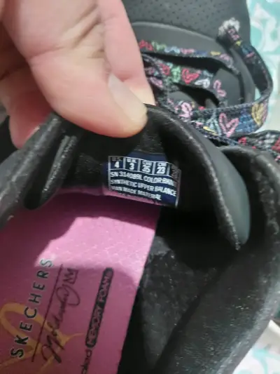 Zapatillas Skechers con diseño de corazones - miniatura 1