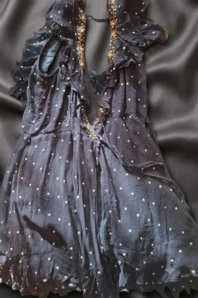 Vestido de gasa con estrellas y volantes escotado - miniatura 1