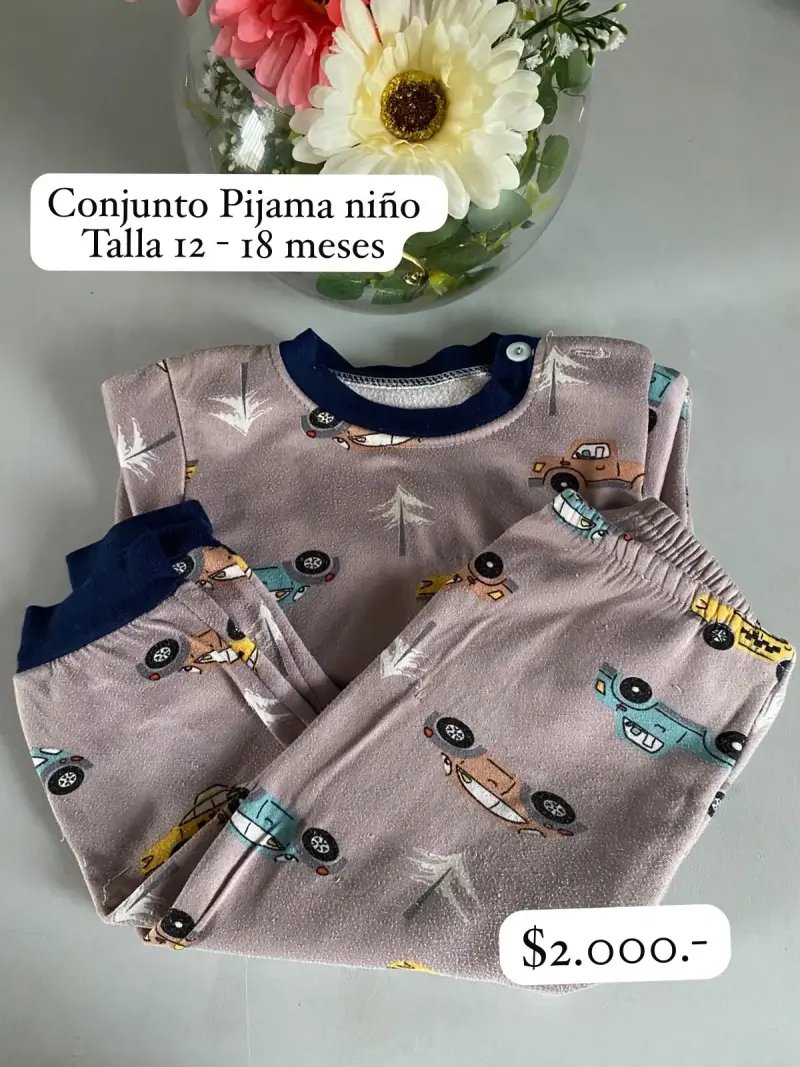 Conjunto de pijama para niño con autos