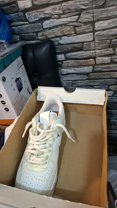 Zapatillas deportivas blancas en caja - miniatura 1
