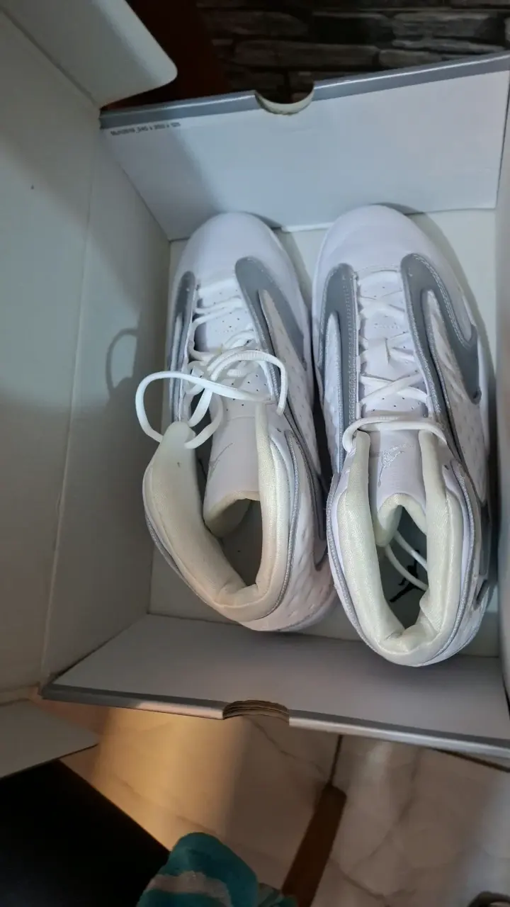 Zapatillas deportivas blancas en caja - 2
