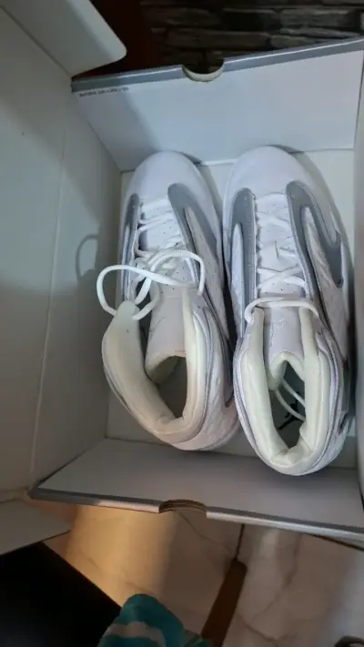 Zapatillas deportivas blancas en caja - miniatura 2
