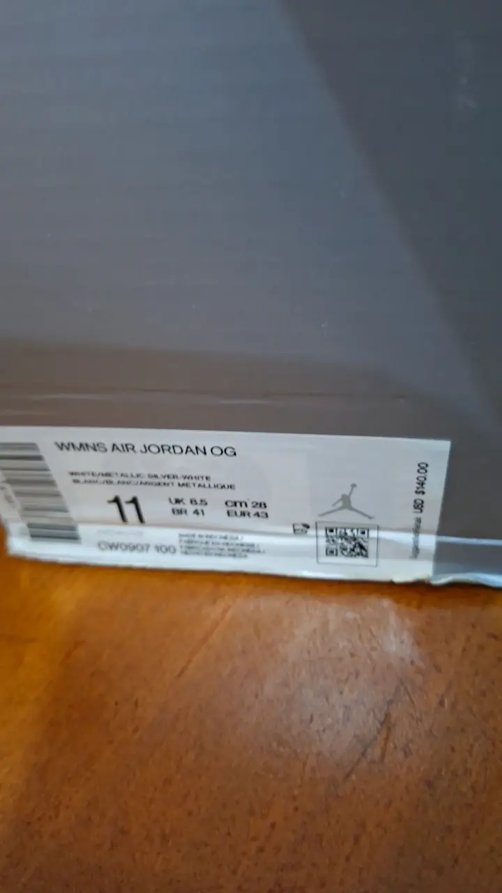 Zapatillas deportivas blancas en caja - 4