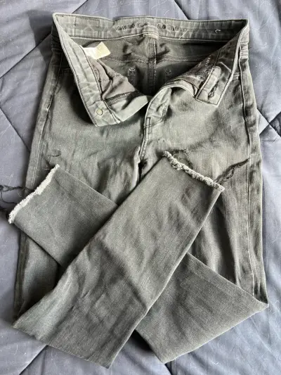 Jeans grises desgastados para mujer - miniatura 2