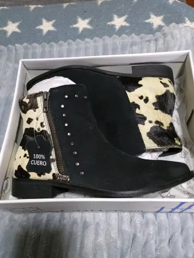 Botines de cuero negro con estampado animal print - miniatura 1