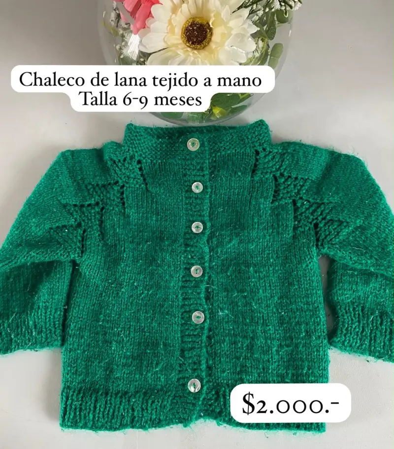 Chaleco de lana verde tejido a mano para bebé