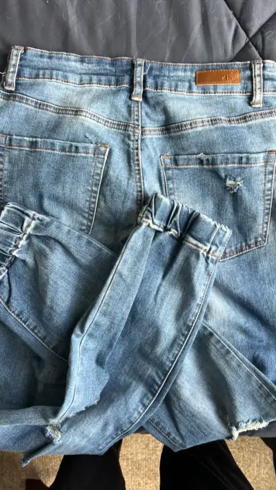 Jeans desgastados azul Dollhouse para mujer - miniatura 3