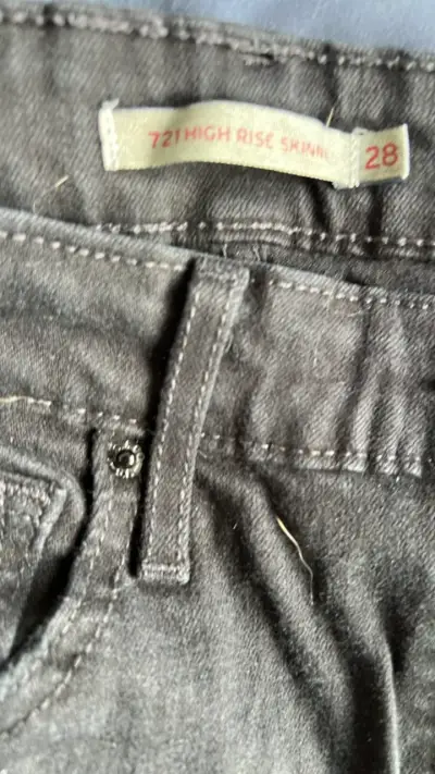 Levi’sJeans negros desgastados para mujer talla 28 - miniatura 2