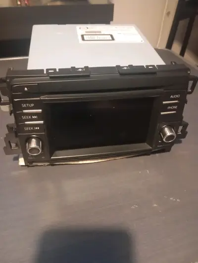 Radio de auto con pantalla táctil y controles integrados - miniatura 1