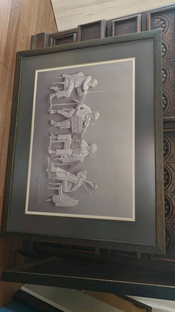 Cuadro en relieve de músicos enmarcado