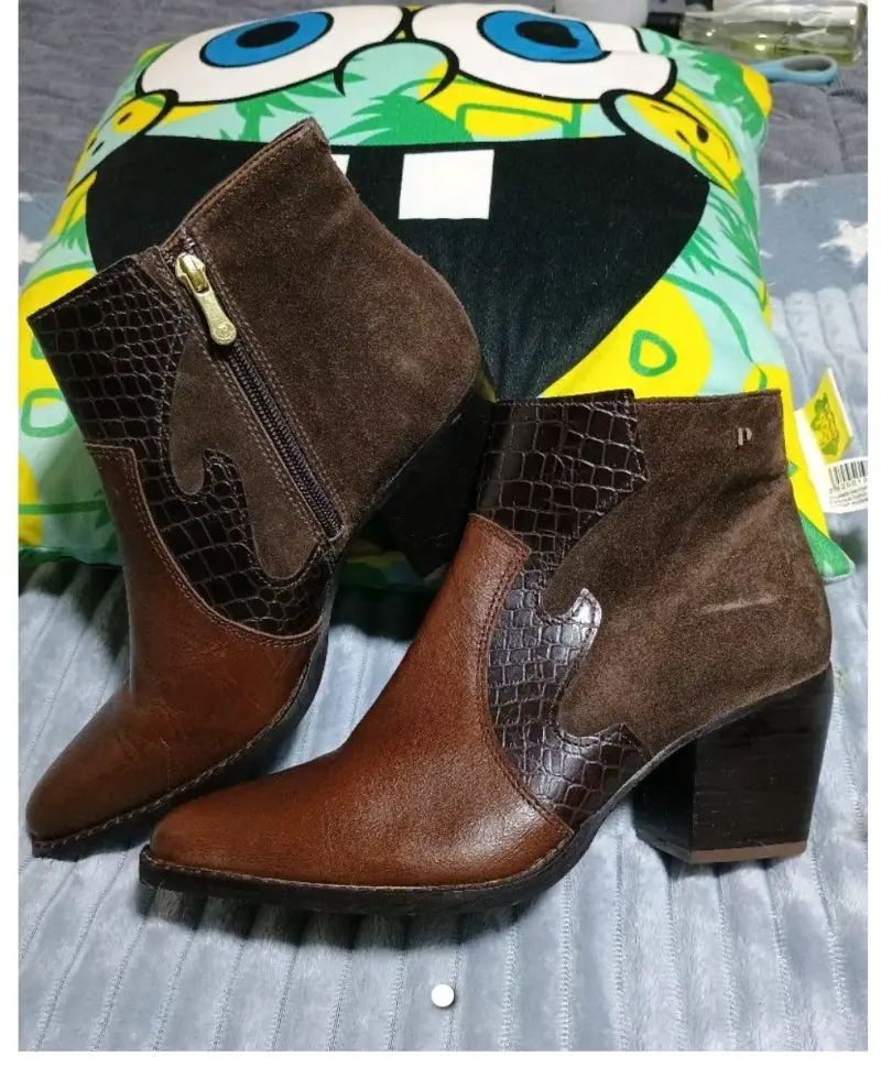 Botines de cuero marrón con diseño de serpiente