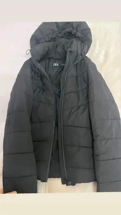 Chaqueta acolchada negra Zara con capucha - miniatura 1