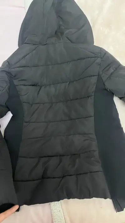 Chaqueta acolchada negra Zara con capucha - miniatura 3