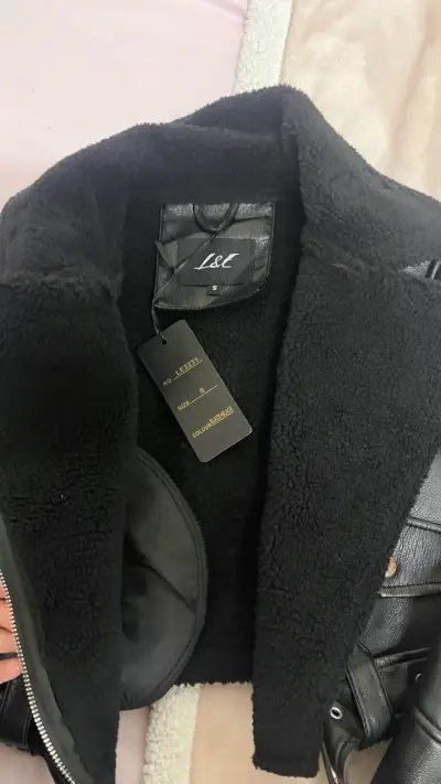 Chaqueta de cuero negra con forro de lana - miniatura 2