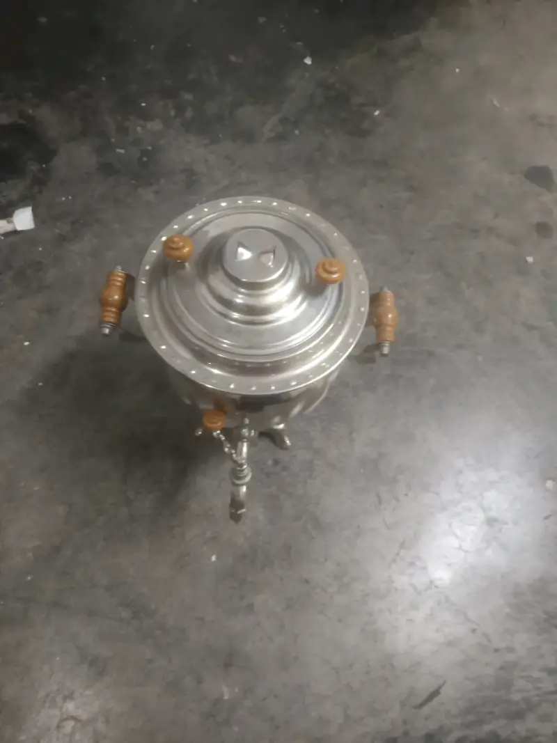 Samovar de metal con asas de madera - 1