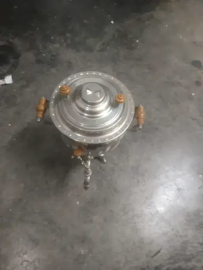 Samovar de metal con asas de madera - miniatura 1