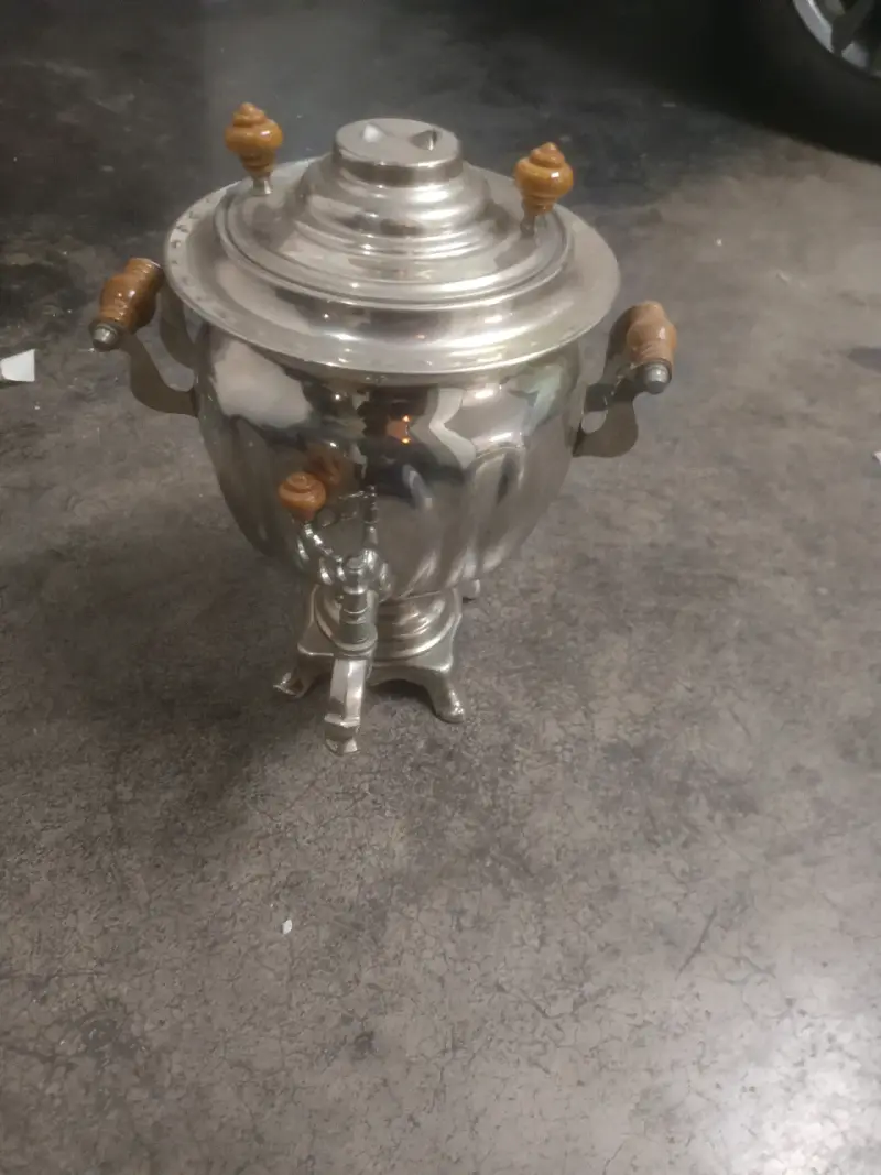 Samovar de metal con asas de madera - 2