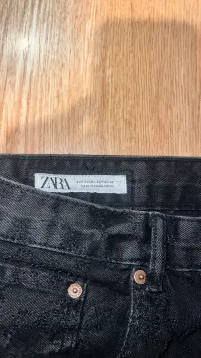 Jeans Zara negros baggy con efecto roturas - miniatura 3