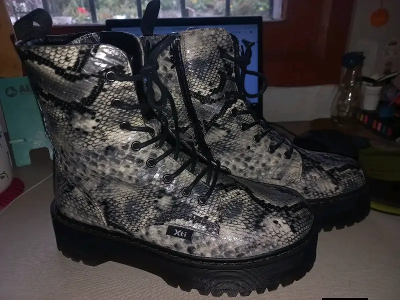 Botas de cuero estilo serpiente Xti