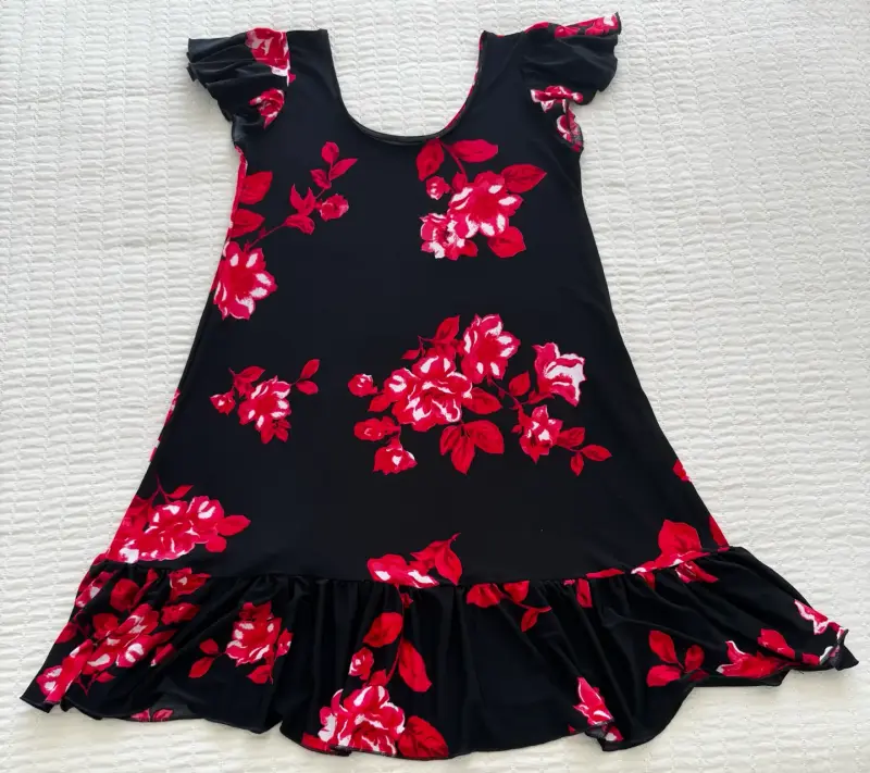 Vestido floral negro con volantes
