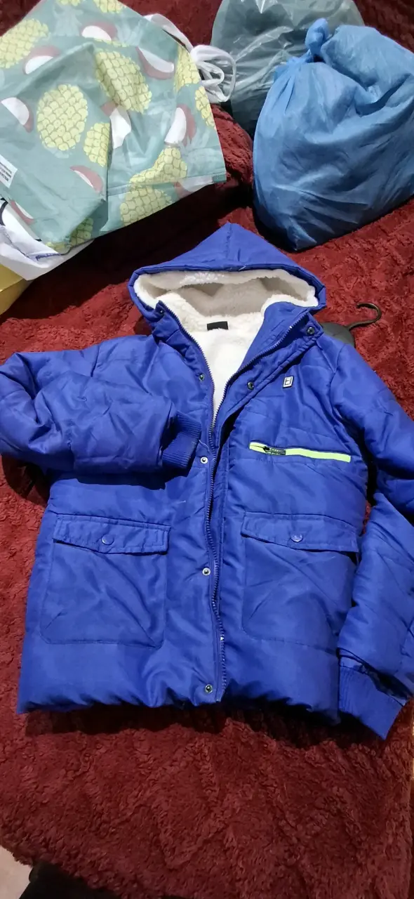 Chaqueta azul con capucha para invierno niño