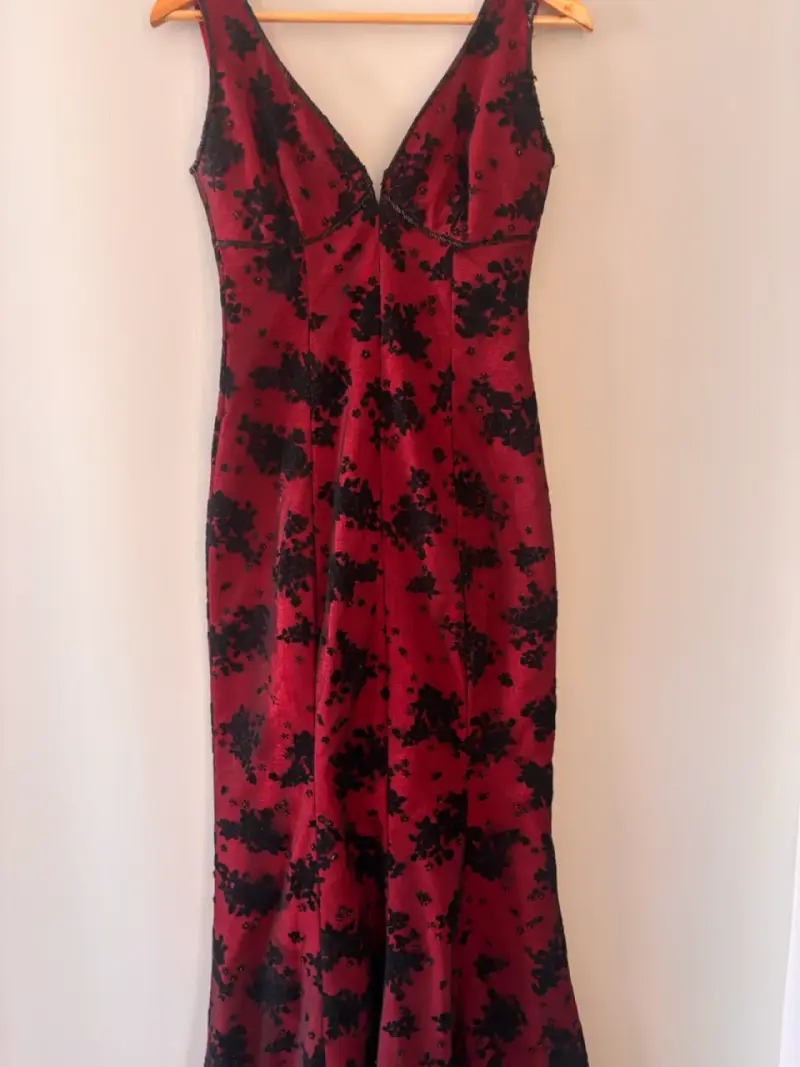 Vestido largo de noche rojo con encaje negro - 1