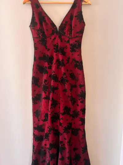 Vestido largo de noche rojo con encaje negro - miniatura 1