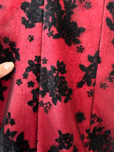 Vestido largo de noche rojo con encaje negro - miniatura 3