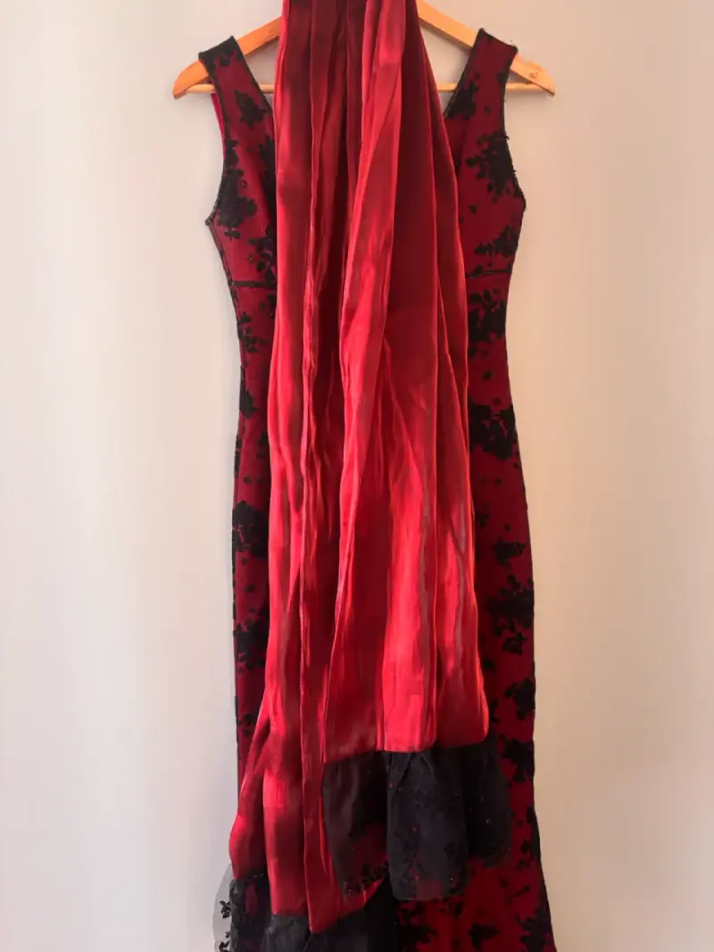 Vestido largo de noche rojo con encaje negro - 4