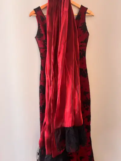 Vestido largo de noche rojo con encaje negro - miniatura 4