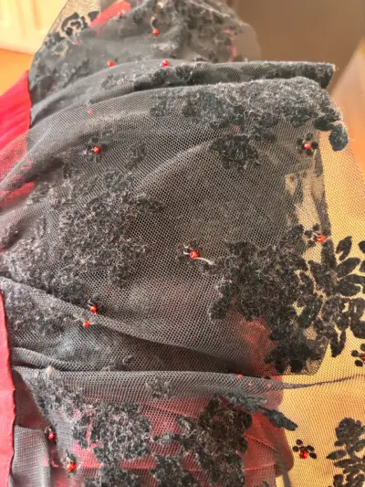 Vestido largo de noche rojo con encaje negro - miniatura 5