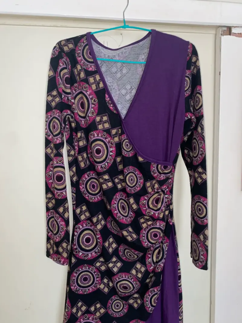 Vestido estampado geométrico con mangas largas