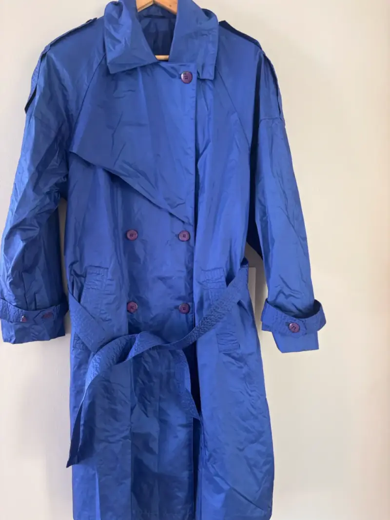 Abrigo impermeable azul para mujer con cinturón - 1