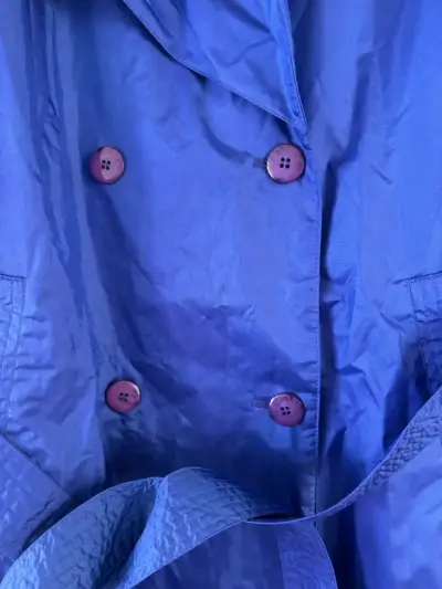 Abrigo impermeable azul para mujer con cinturón - miniatura 2