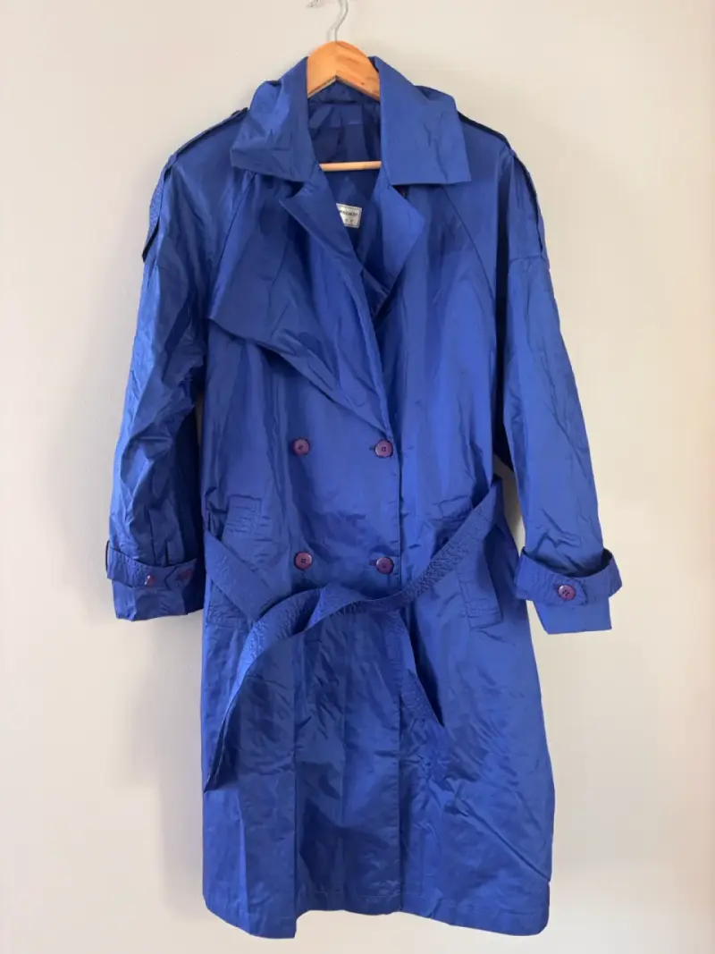 Abrigo impermeable azul para mujer con cinturón - 3