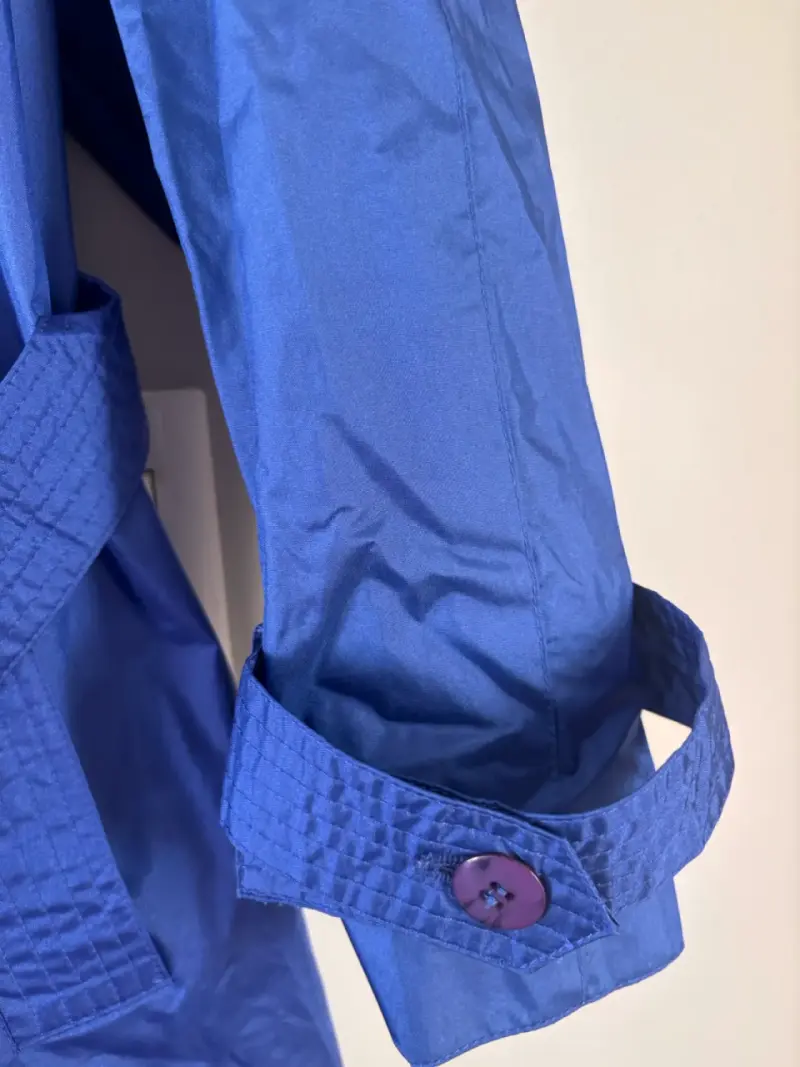 Abrigo impermeable azul para mujer con cinturón - 4