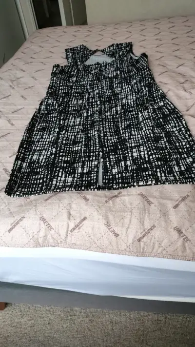 Vestido sin mangas blanco y negro estampado - miniatura 5